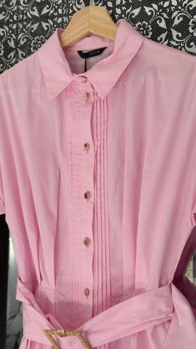 فستان وردي بأزرار ذهبية