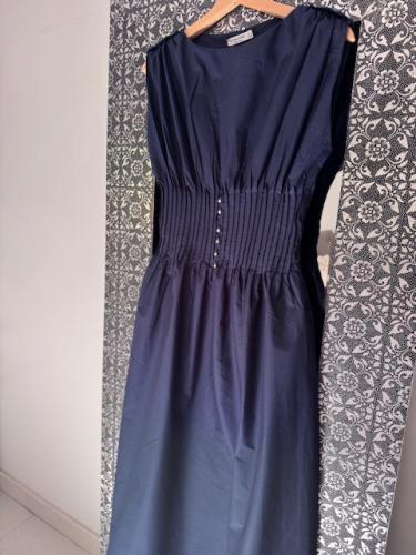 فستان متوسط الطول بثنيات