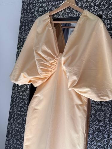 فستان بأكمام كبيرة