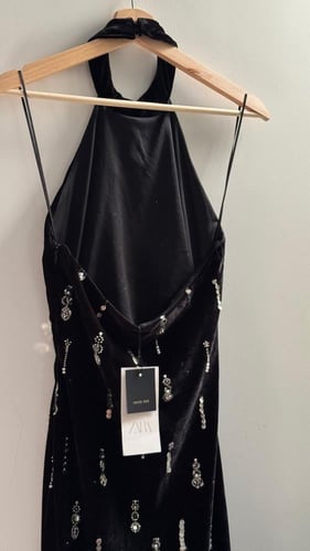 فستان مخمل مطرز يدوي بالكرستال