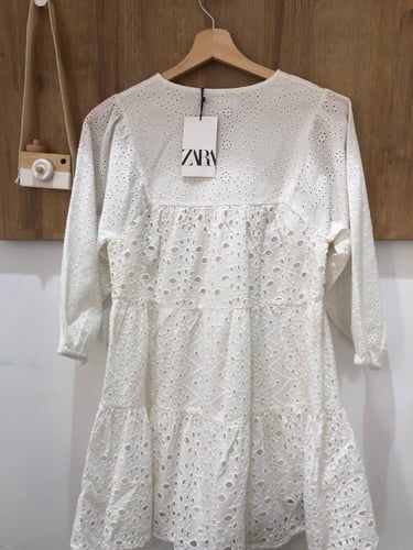 فستان مخرم مع أكمام