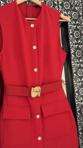 فستان أحمر ساحر بأزرار ذهبية