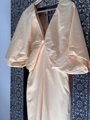 فستان بأكمام كبيرة