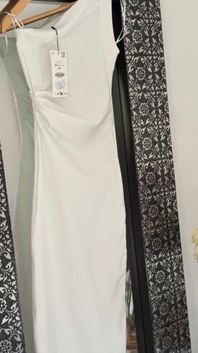 فستان أبيض بكم واحد