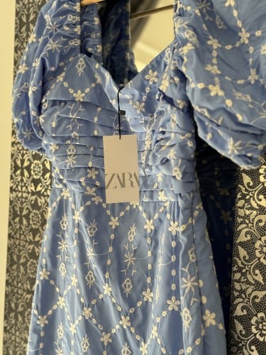 فستان أزرق مطرز