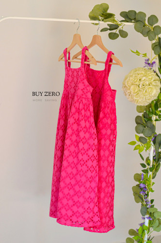 فستان وردي مخرم بدون أكمام