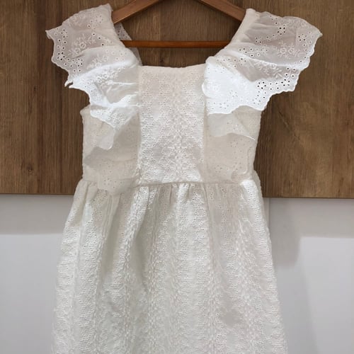 فستان أبيض مخرم