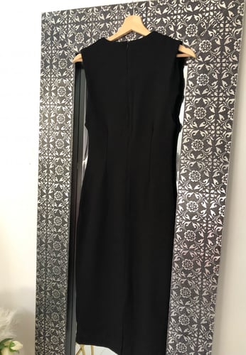 فستان أسود مع أزرار ذهبية