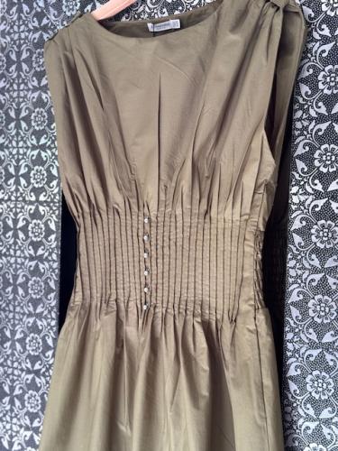 فستان متوسط الطول بثنيات