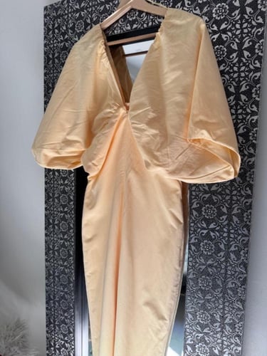 فستان بأكمام كبيرة