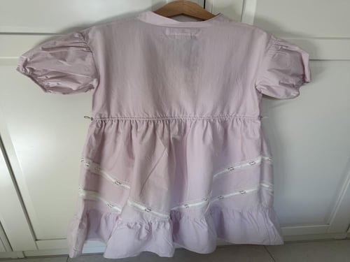 فستان وردي مع دانتييل