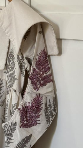 فستان مع ياقة واسعة