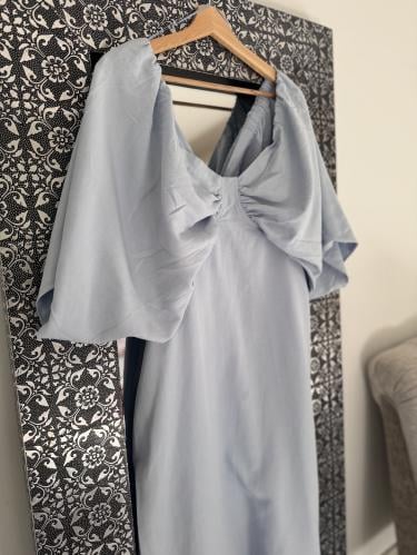 فستان متوسط الطول بأكمام كبيرة