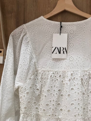 فستان مخرم مع أكمام