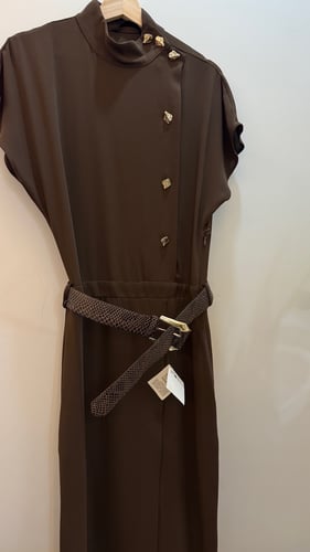 فستان بني بأزرار ذهبية انيق