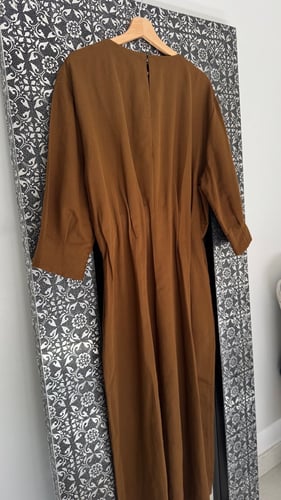 فستان كركمي غامق بكسرات بالخصر