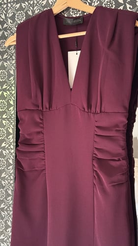 فستان بنفسجي مع كسرات ع الخصر