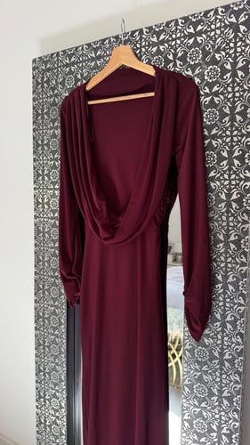 فستان عنابي مع فتحة بظهر انيق