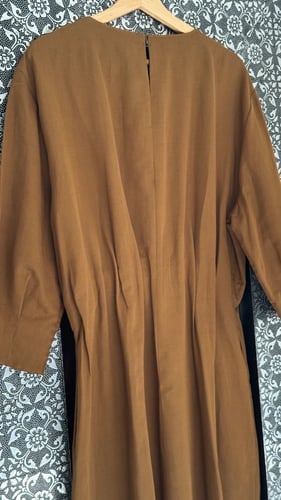 فستان كركمي غامق بكسرات بالخصر