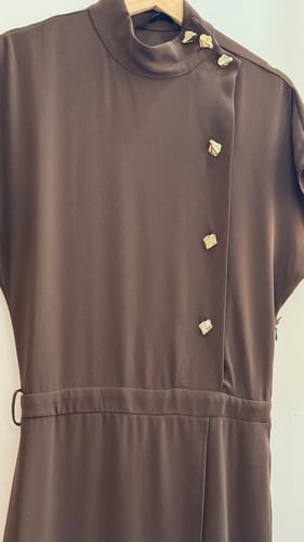 فستان بني بأزرار ذهبية انيق