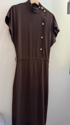 فستان بني بأزرار ذهبية انيق