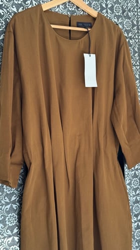 فستان كركمي غامق بكسرات بالخصر