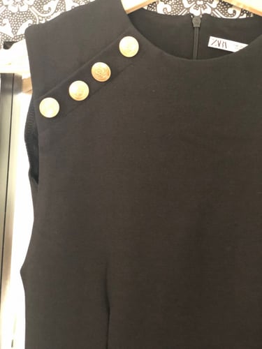 فستان أسود مع أزرار ذهبية