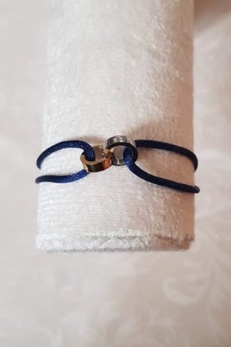 سوارة من ماركة كارتير الخيط