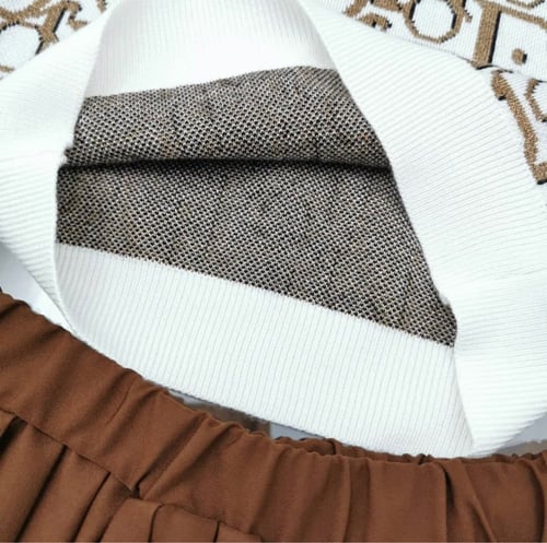 تيور ديور قطعتين البلوزة صوف مزين بميدالية ذهبي