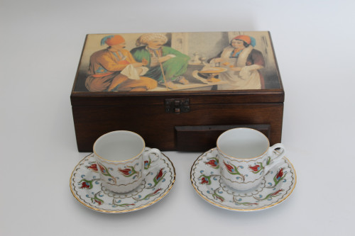 علبة خشب مرسوم عليها يدويا بداخلها عدد 2 فناجين قه...