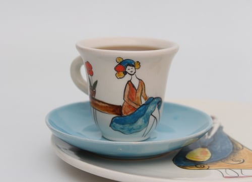 طقم مكون من فنجان قهوة و صحن تقديم مرسوم يدويا لون...