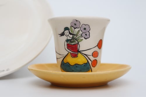 طقم مكون من فنجان قهوة و صحن تقديم مرسوم يدويا