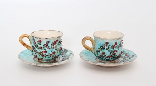 طقم مكون من فنجانين قهوة تركي و صحن تقديم كبير بغط...