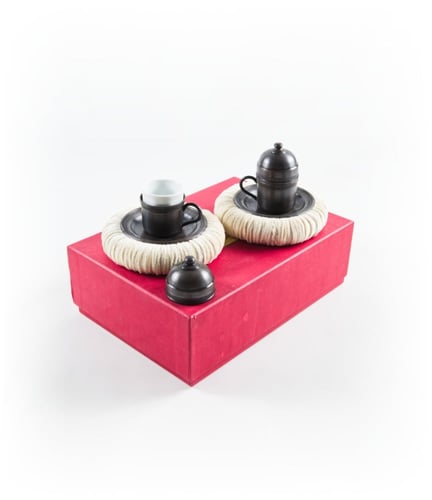 طقم مكون من فنجانين قهوة تركي مع مخدة باللون البيج