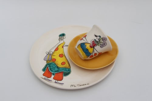 طقم مكون من فنجان قهوة و صحن تقديم مرسوم يدويا