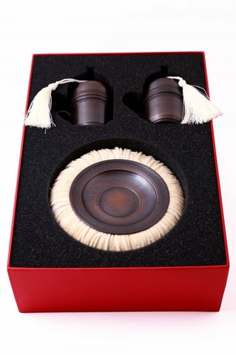 طقم مكون من فنجانين قهوة تركي مع مخدة باللون البيج