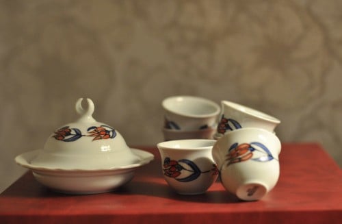 طقم مكون من 6 فناجين قهوة عربي بورسلين مع صحن مغطا...