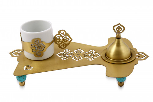 فنجان فهوة تركي مع تبسي و صحن حلوى صغير ذهبي