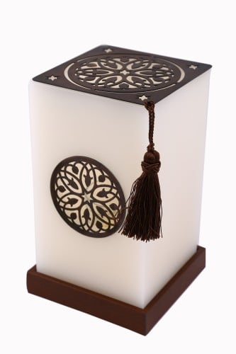 شمعدان منقوش بوسطه رسومات هندسية بقاعدة خشب