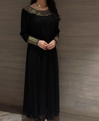 قماش-مخور حرير مع تطريز على الصدر والأكمام تلي بحر...