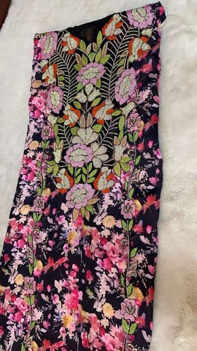 قماش-مخور حرير مع تطريز على الصدر والأكمام تلي بحر...