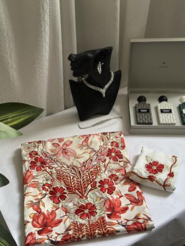 مخور حرير مخرم مع طرحة مطرزة