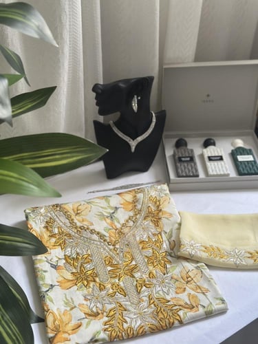 مخور حرير مخرم مع طرحة مطرزة