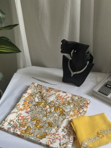 مخور حرير مخرم مع طرحة مطرزة