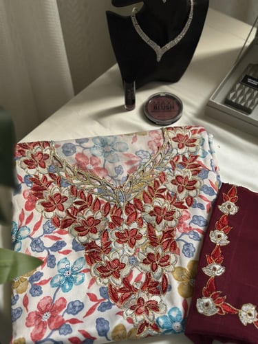 مخور حرير مخرم مع طرحة مطرزة