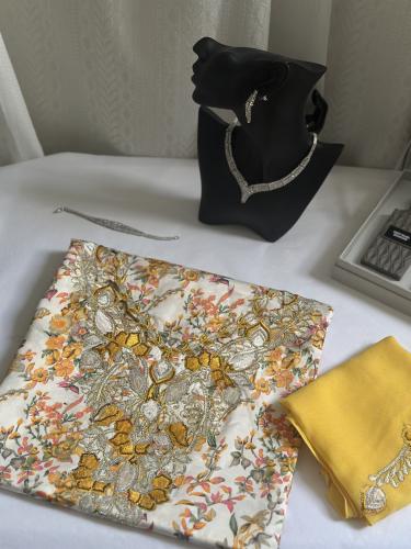 مخور حرير مخرم مع طرحة مطرزة