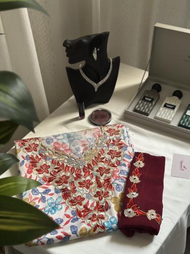 مخور حرير مخرم مع طرحة مطرزة