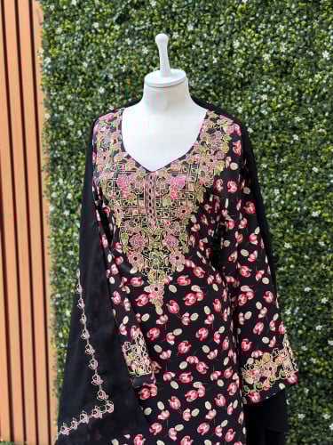 مخور حرير ايطالي مع تطريز على الصدر والأكمام