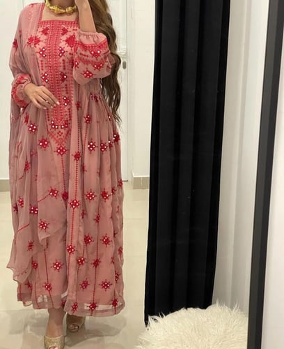 شيفون مطرز على القطعة بالكامل