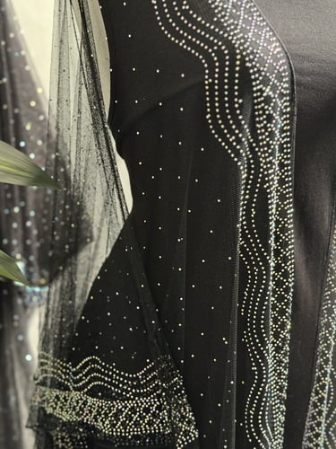 بشت او وشاح تل مرصعة بالكرستالات